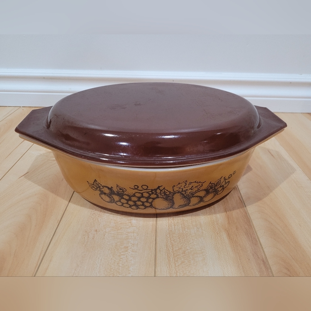 Vintage Pyrex Old Orchard 2 1/2 Qt casserole dish